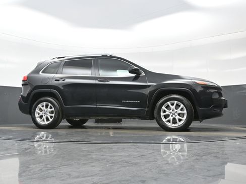 Used 2016 Jeep Cherokee Latitude w/ Comfort/Convenience Group AWD/4WD image 30