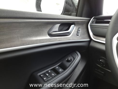 New 2025 Jeep Grand Cherokee Limited image 35