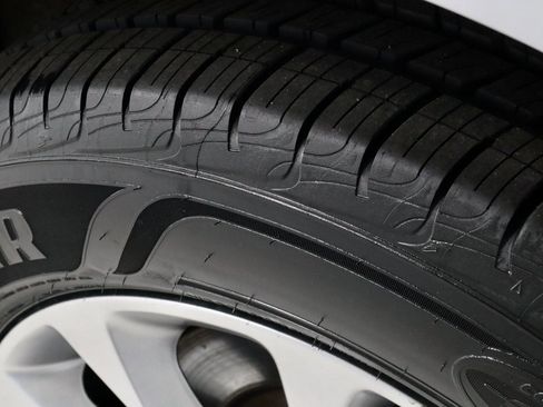 Used 2024 Chrysler Pacifica Touring-L image 20