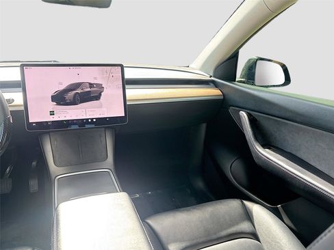 Used 2022 Tesla Model Y Long Range image 24