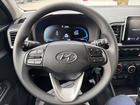 Certified 2025 Hyundai Venue SE image 19