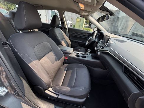 Used 2025 Nissan Altima 2.5 SV FWD image 37