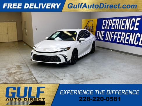 Used 2025 Toyota Camry SE w/ Convenience Package FWD image 4
