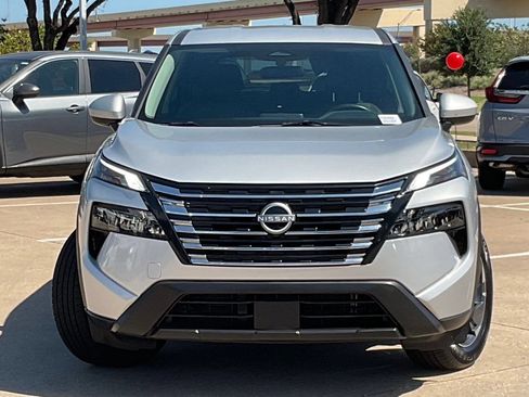 Used 2025 Nissan Rogue SV FWD image 2