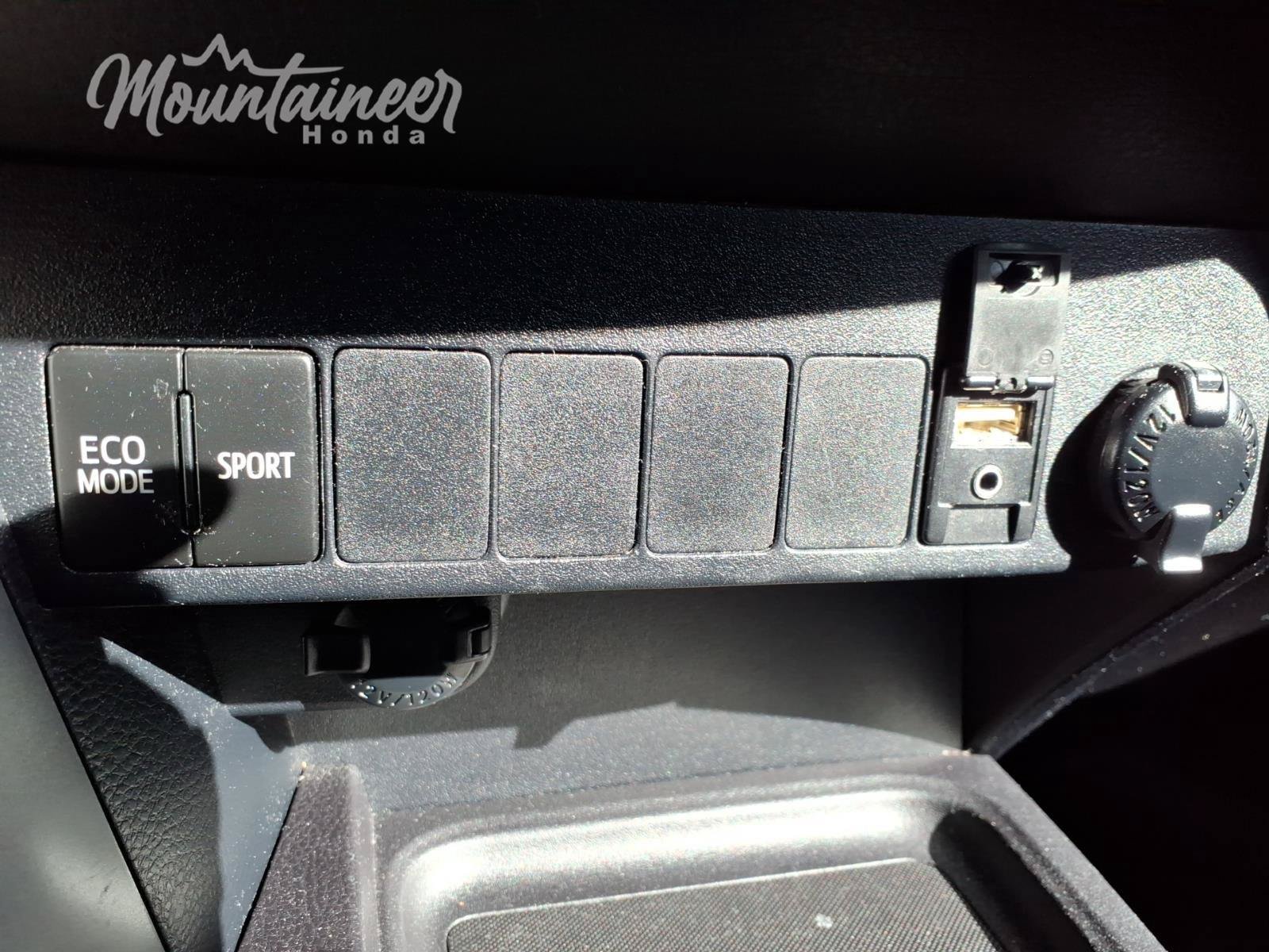 Used 2017 Toyota RAV4 XLE AWD/4WD image 40