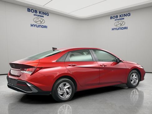 New 2026 Hyundai Elantra SE FWD image 4
