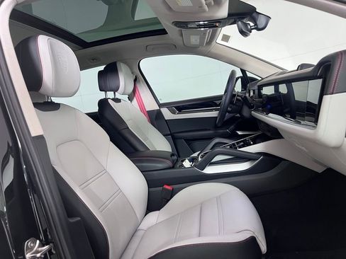 Certified 2025 Porsche Cayenne Turbo AWD/4WD image 20