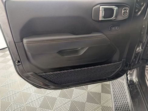 Used 2025 Jeep Wrangler Unlimited Sahara image 10