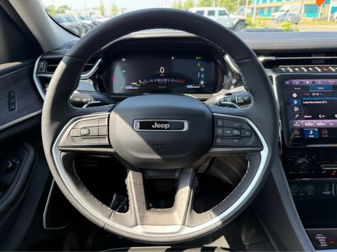 Used 2023 Jeep Grand Cherokee 4WD 4xe image 15