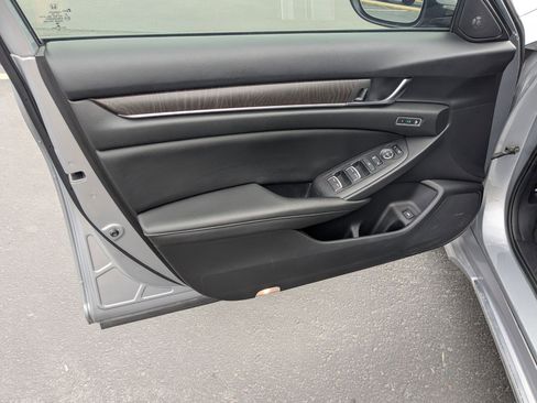 Used 2019 Honda Accord Touring image 12