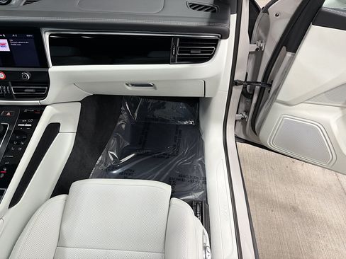 Certified 2026 Porsche Macan AWD/4WD image 18