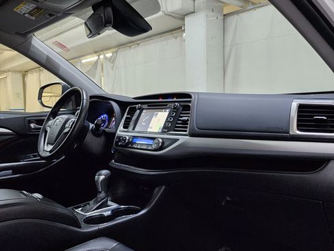 Used 2019 Toyota Highlander XLE AWD/4WD image 23