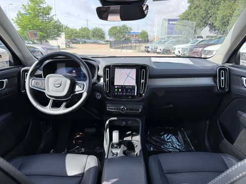 Certified 2025 Volvo XC40 B5 Core AWD/4WD image 17