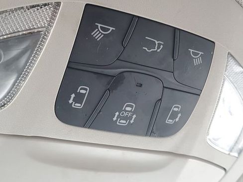 Used 2020 Chrysler Pacifica Touring-L image 23