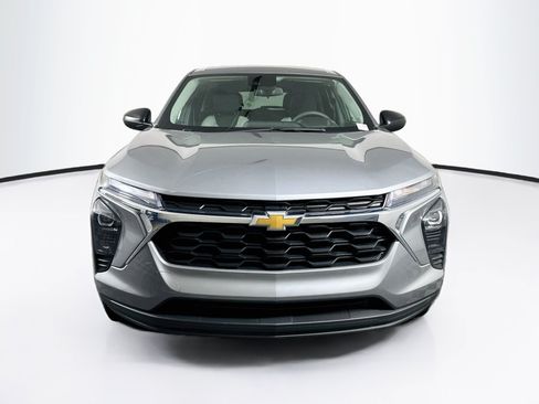 Used 2025 Chevrolet Trax LS FWD image 2