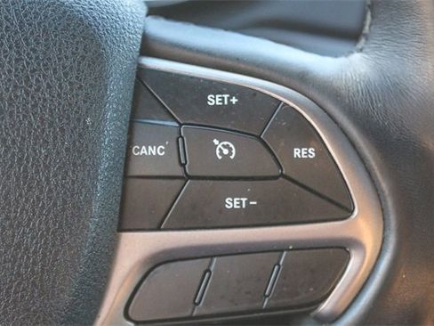 Used 2018 Jeep Grand Cherokee Altitude image 32