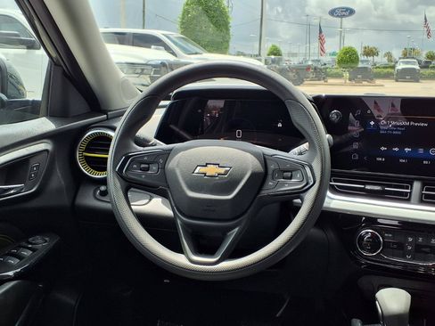 Used 2025 Chevrolet Trax LT FWD image 12