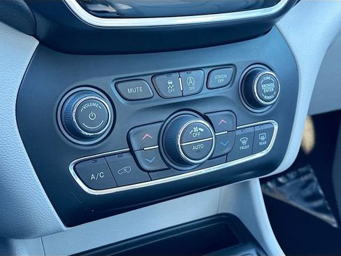 Used 2019 Jeep Cherokee Limited image 15