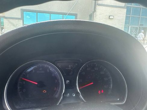 Used 2015 Nissan Versa SV FWD image 7