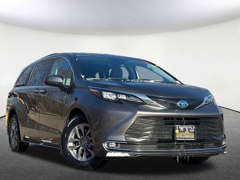 Used 2024 Toyota Sienna XLE image 2
