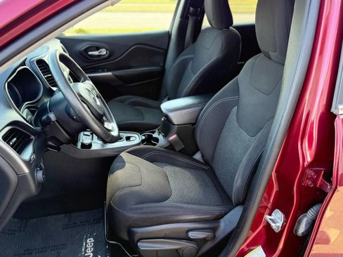 Used 2019 Jeep Cherokee Latitude w/ Popular Appearance Group image 10