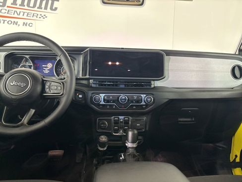 Used 2024 Jeep Gladiator Sport image 22