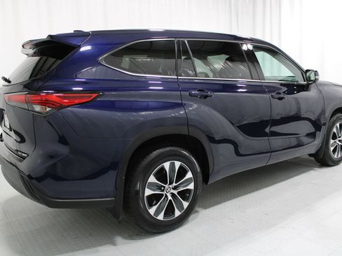 Used 2022 Toyota Highlander XLE AWD/4WD image 6