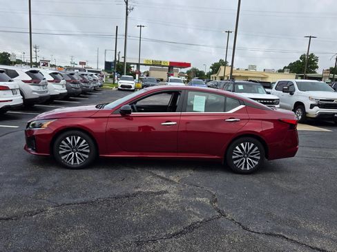 Used 2025 Nissan Altima 2.5 SV FWD image 4