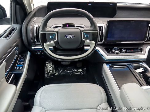 Used 2025 Ford Expedition Platinum w/ Platinum Ultimate Package AWD/4WD image 16