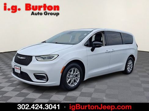 Used 2024 Chrysler Pacifica Touring-L FWD image 3