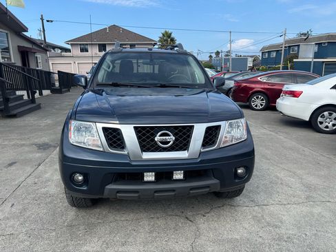 Used 2020 Nissan Frontier PRO-4X image 2