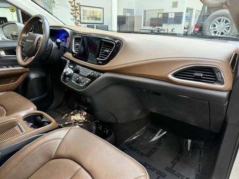 Used 2017 Chrysler Pacifica Limited w/ UConnect Theater Package FWD image 17