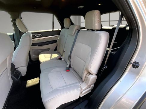 Used 2018 Ford Explorer XLT w/ Equipment Group 201A FWD image 22