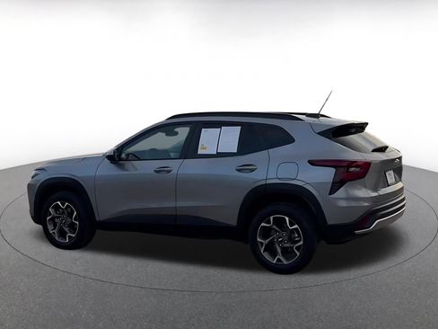 Used 2025 Chevrolet Trax LT w/ LT Convenience Package image 10