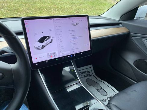 Used 2019 Tesla Model 3 image 11