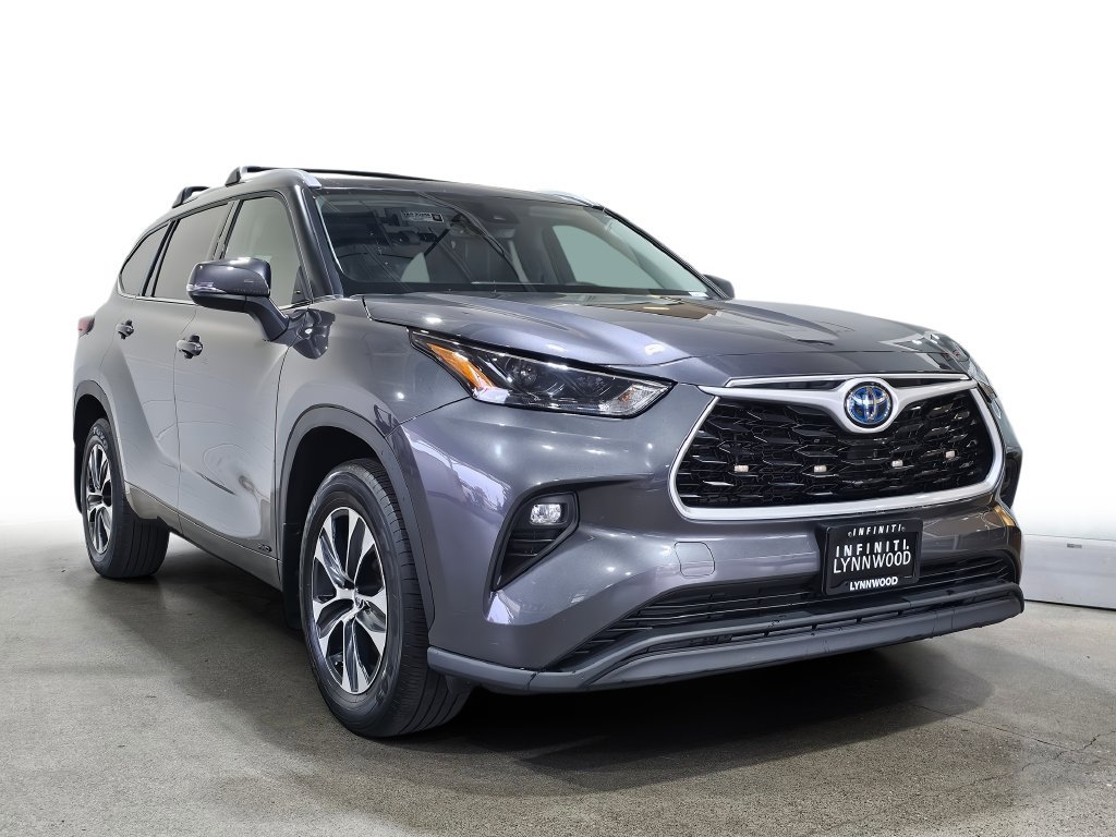 Used 2022 Toyota Highlander XLE AWD/4WD image 3
