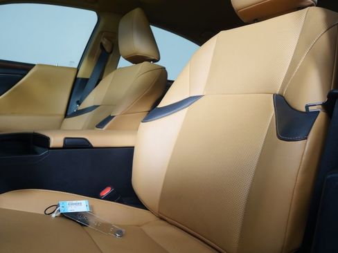 Used 2024 Lexus ES 300h F Sport image 11