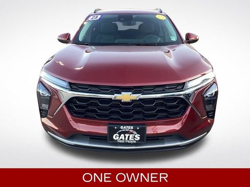 Used 2025 Chevrolet Trax LT w/ LT Convenience Package FWD image 3