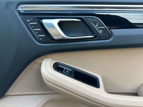 Certified 2025 Porsche Macan AWD/4WD image 19