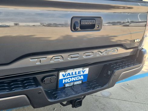 Used 2021 Toyota Tacoma TRD Off-Road w/ TRD Premium Off Road Package AWD/4WD image 29