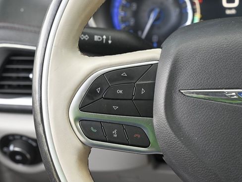 Used 2020 Chrysler Pacifica Limited image 24