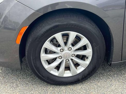 Used 2017 Chrysler Pacifica Touring-L FWD image 8