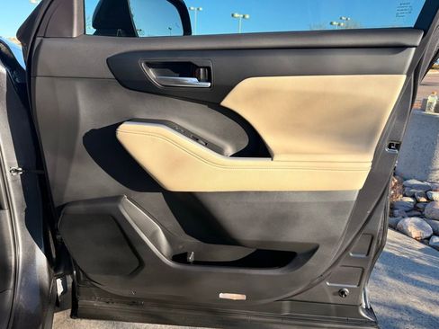 Used 2025 Toyota Highlander XLE image 29