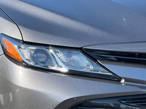 Used 2020 Toyota Camry LE FWD image 12