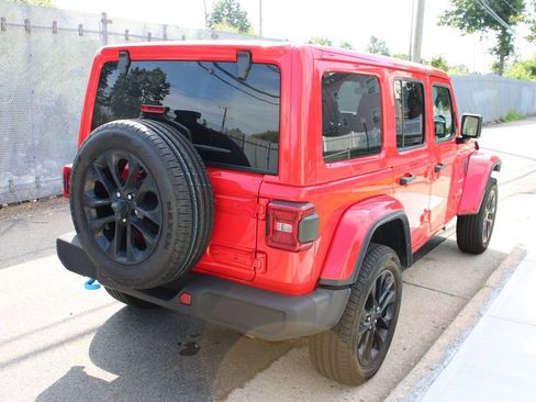 Used 2024 Jeep Wrangler Unlimited Sahara AWD/4WD image 5