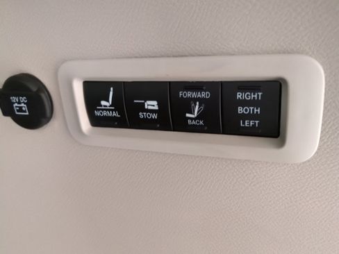 Used 2021 Chrysler Pacifica Limited AWD/4WD image 16