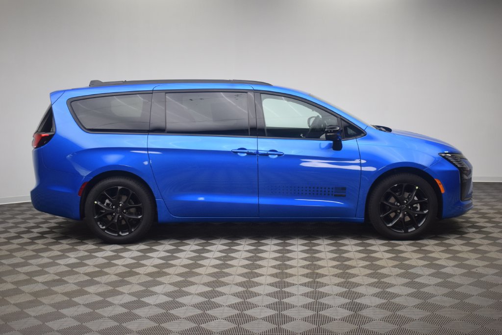 New 2027 Chrysler Pacifica Select FWD image 4