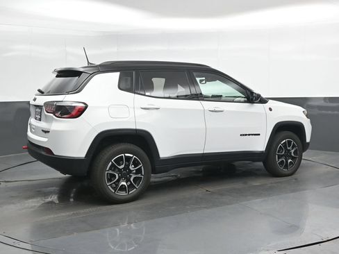 Used 2025 Jeep Compass Trailhawk AWD/4WD image 3