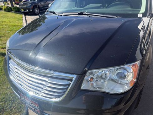Used 2015 Chrysler Town & Country Limited Platinum FWD image 11