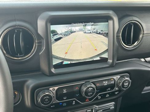 Used 2023 Jeep Wrangler Unlimited Sahara AWD/4WD image 29